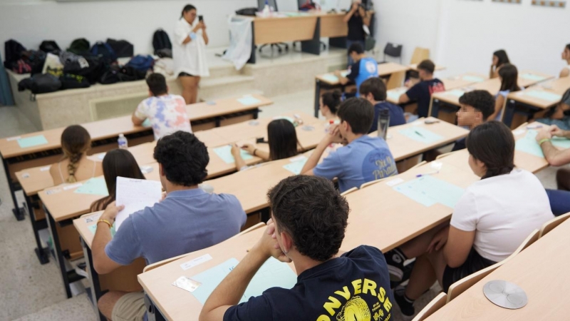 12/7/22 Varios estudiantes se preparan para hacer la EBAU en la Facultad de Física de la Universidad de Sevilla, a 12 de julio de 2022.