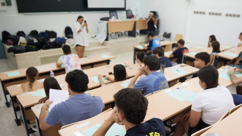 12/7/22 Varios estudiantes se preparan para hacer la EBAU en la Facultad de Física de la Universidad de Sevilla, a 12 de julio de 2022.