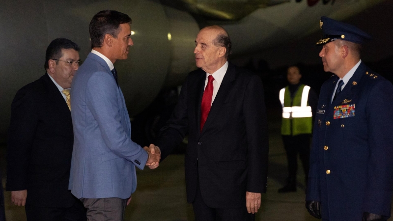 Álvaro Leyva saluda al jefe del Gobierno español, Pedro Sánchez, a su llegada este martes 24 de agosto de 2022, a Bogotá (Colombia).