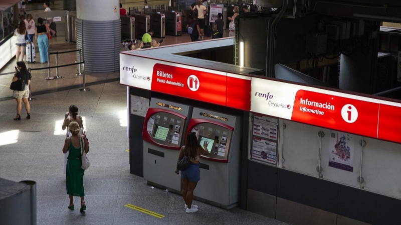 08/08/2022-Una persona en una de las máquinas de venta de billetes en la estación Madrid-Atocha Cercanías, a 8 de agosto de 2022, en Madrid (España). Renfe abre hoy el registro en su web para que los clientes puedan solicitar el abono gratuito, que comenz