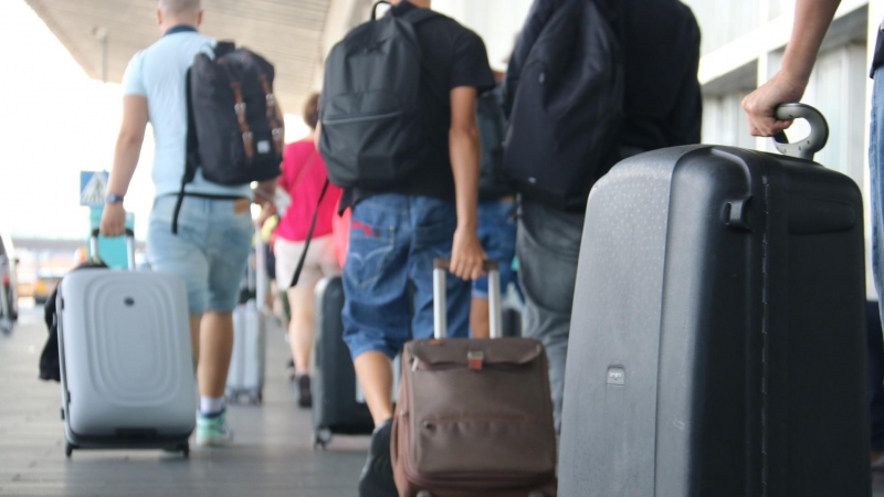 15/08/2022 - Turistes arriben a l'aeroport del Prat.