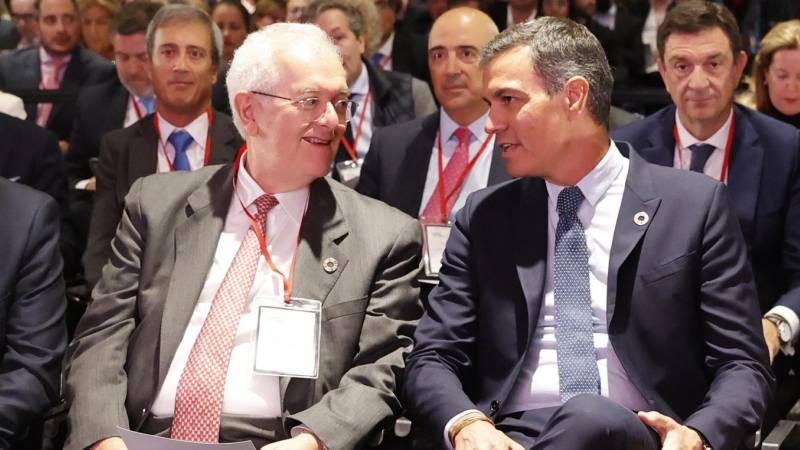 El presidente del gobierno de España, Pedro Sánchez (d), habla con el ministro de Hacienda de Colombia, José Antonio Ocampo (i), durante la clausura del Encuentro Empresarial España Colombia hoy, en Bogotá (Colombia).