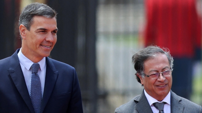 El presidente del Gobierno, Pedro Sánchez, y el presidente colombiano, Gustavo Petro, en una reunión bilateral entre los mandatarios de ambos países en Bogotá.