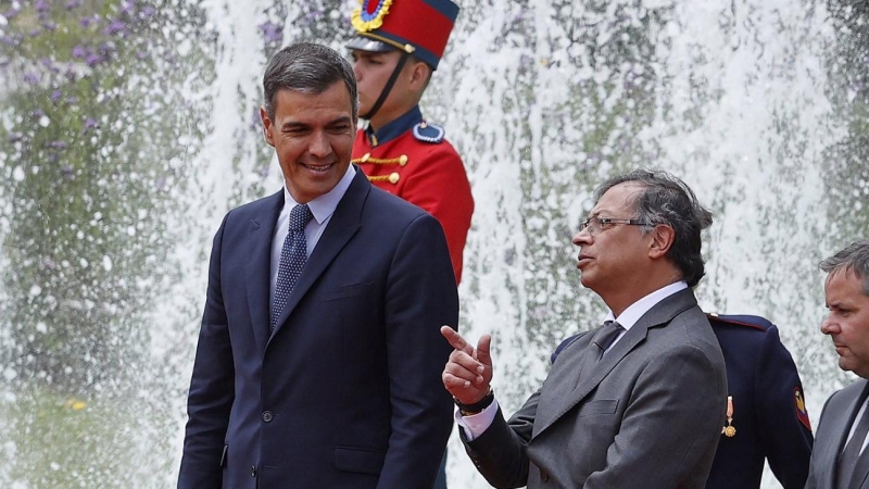 El presidente del gobierno de España, Pedro Sánchez, junto al presidente de Colombia, Gustavo Petro, asiste a una ceremonia de honores militares en Bogotá (Colombia), a 24 de agosto de 2022.