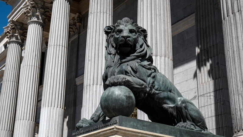 Uno de los emblemáticos leones que se encuentran delante de la fachada del Congreso de Madrid. Imagen de Archivo.