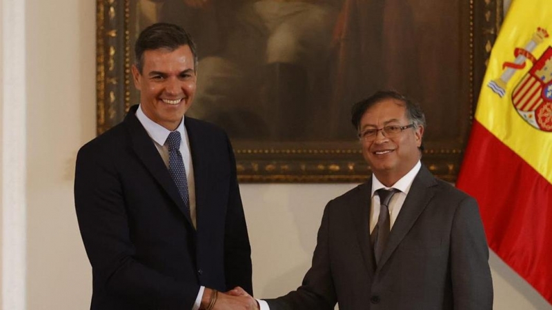 El presidente de Colombia Gustavo Petro le da la mano al presidente de gobierno de España Pedro Sánchez