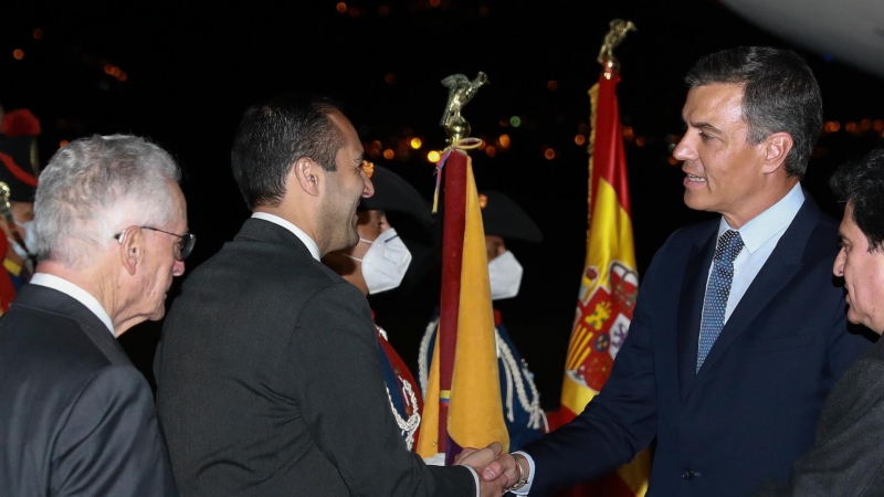 Fotografía cedida por la Cancillería de Ecuador de su canciller Juan Carlos Holguín (2-i) saludando al presidente del Gobierno de España Pedro Sánchez (2-d) hoy, a su llegada a Quito (Ecuador).