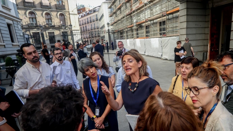 La vicepresidenta y ministra para la Transición Ecológica y el Reto Demográfico, Teresa Ribera, conversa a su llegada a la sesión plenaria, en el Congreso de los Diputados.