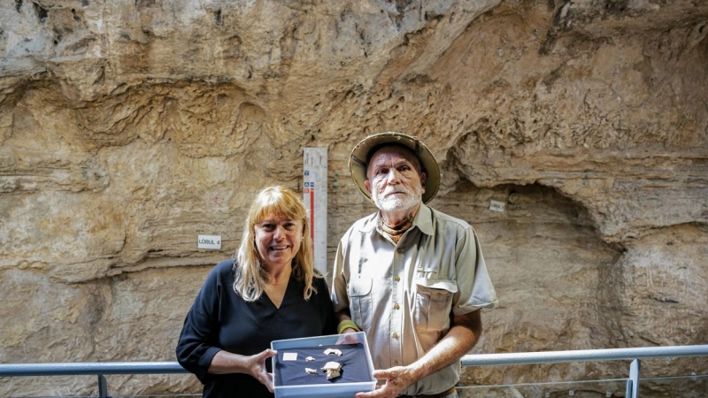 25/08/2022  Natalia Garriga Ibánez, consejera de Cultura de la Generalitat d Cataluña, y Eudald Carbonell Roura, coodirector del yacimiento de Capellades, posan juntos con los restos del cráneo de un neandertal encontrados en el yacimiento del Abric Roman