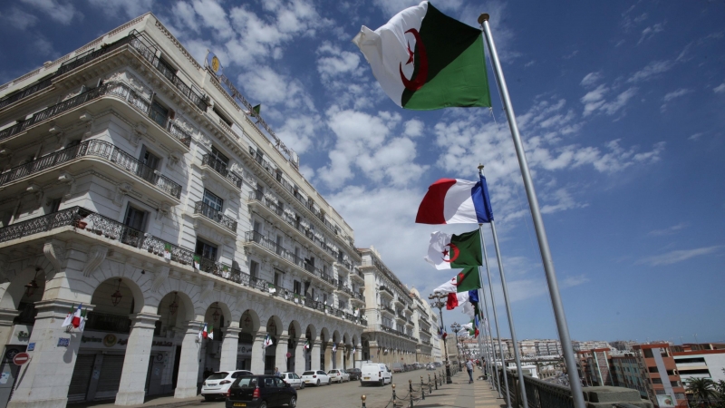 Banderas argelinas y francesas, antes de la llegada del presidente francés Emmanuel Macron , a Argel, Argelia, el 25 de agosto de 2022