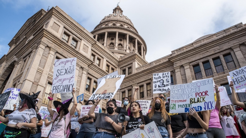 En esta foto de archivo tomada el 2 de octubre de 2021, las manifestantes participan en la Marcha y Manifestación de Mujeres por la Justicia del Aborto en el Capitolio Estatal en Austin, Texas.