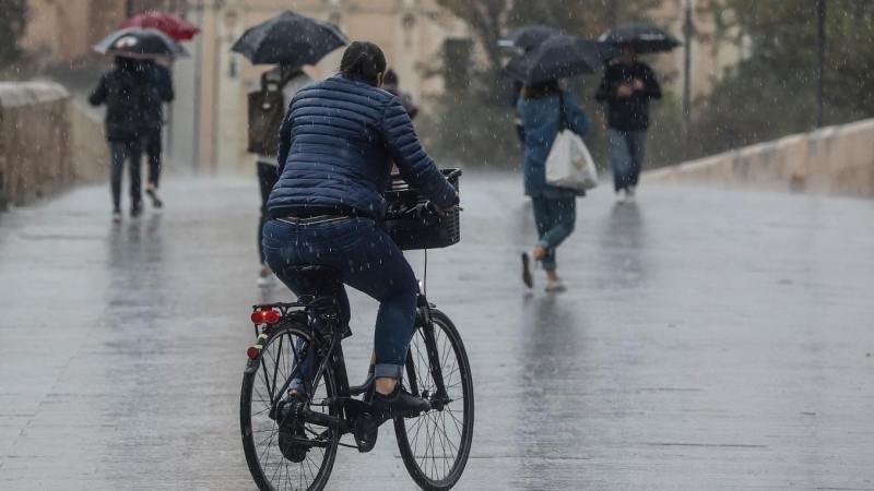 3/5/22 Una persona circula en bicicleta bajo la lluvia, a 3 de mayo de 2022, en Valencia.