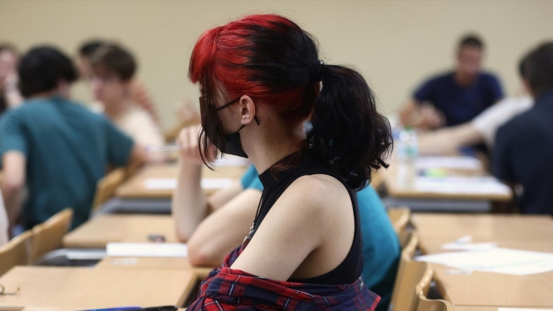 05/07/2022-Una estudiante realiza uno de los exámenes de la EBAU en la Facultad de Matemáticas de la Universidad Complutense de Madrid, a 5 de julio de 2022, en Madrid.
