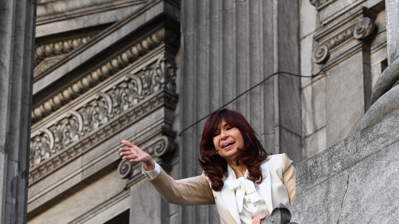 La actual vicepresidenta y expresidenta de Argentina, Cristina Fernández de Kirchner, saluda desde un balcón del Congreso tras de pronunciar un discurso público en su defensa.