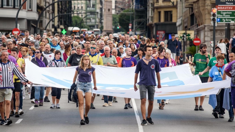 Manifestación por las calles de Bilbao convocada este viernes por la red Sare Herritarra, que trabaja en la defensa de los derechos de los presos de ETA, y las comparsas de Bilbao para reclamar que todos los reclusos de la organización terrorista cumplan