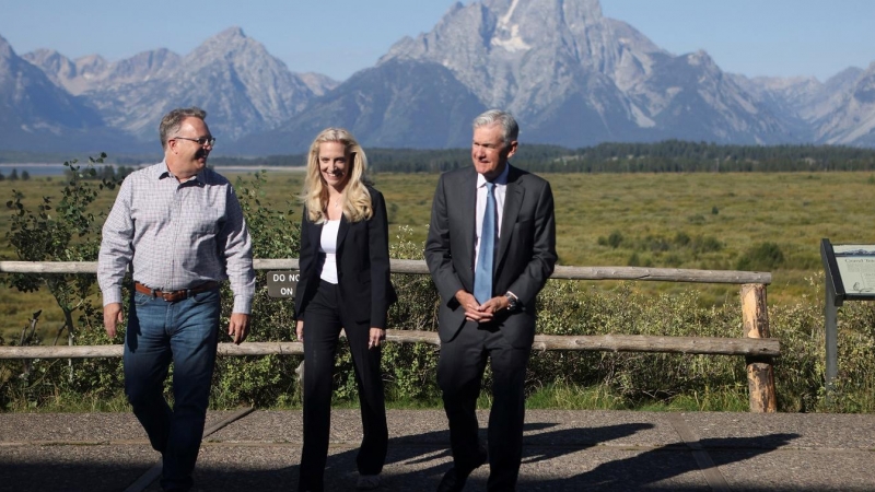 El presidente de la Reserva Federal (Fed) de EEUU, Jerome Powell (d.), con el presidente de la Reserva Federal de Nueva York, John C. Williams (i.), y la vicepresidenta dela Fed, Lael Brainard (c.), enel Parque Nacional de Teton National, antes de partici