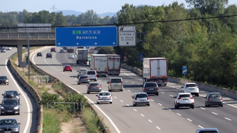 27/08/2022 - Cotxes circulant per l'AP-7 a l'altura de Girona Sud.