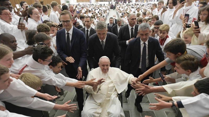 Una imagen proporcionada por los medios del Vaticano muestra al Papa Francisco llegando a la audiencia en la que dio su discurso, a 26 de agosto de 2022.