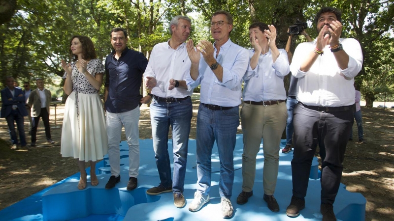 El presidente del Partido Popular, Alberto Núñez Feijóo, junto a Juanma Moreno, Alfonso Rueda, Isabel Díaz Ayuso, Alfonso Fernández Mañueco y Fernando López Miras.