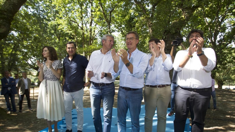 El presidente del Partido Popular, Alberto Núñez Feijóo, junto a Juanma Moreno, Alfonso Rueda, Isabel Díaz Ayuso, Alfonso Fernández Mañueco y Fernando López Miras.