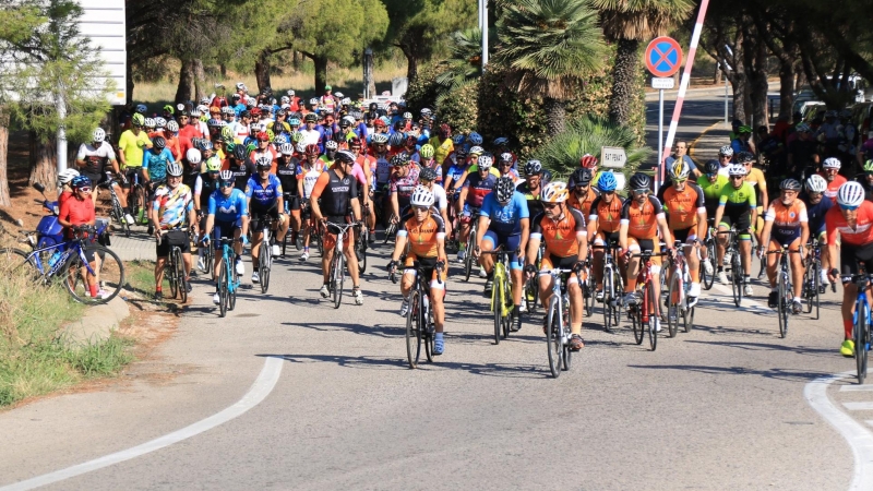 28/08/2022 - Imatge de la pedalada de Sitges per homenatjar els ciclistes atropellats mortalment a Castellbisbal.