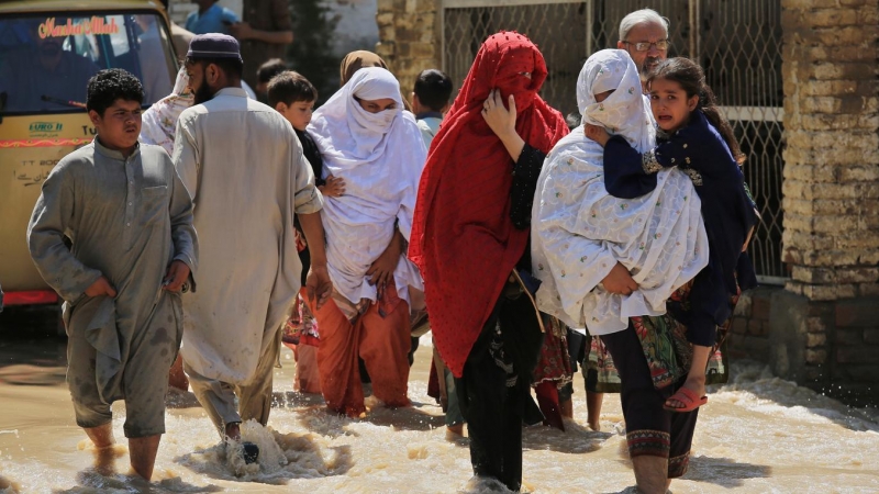 Una familia trata de cruzar una calle en la provincia de Khyber Pakhtunkhwa.