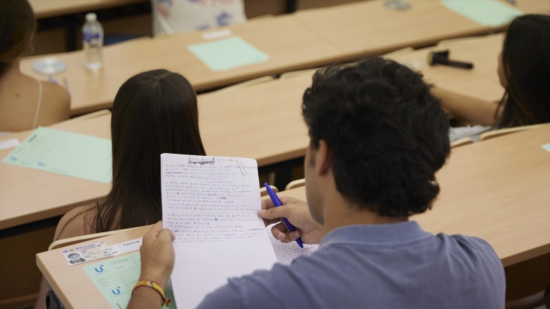 Un estudiante repasa los apuntes durante el primer día de la convocatoria extraordinaria de la Prueba de Evaluación de Bachillerato para el Acceso y la Admisión en la Universidad en la Facultad de Física, a 12 de julio de 2022 en Sevilla.