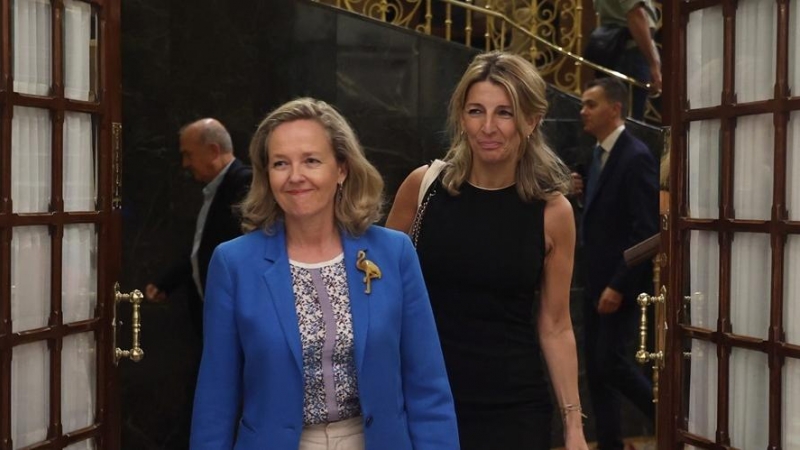 La vicepresidenta primera y ministra de Asuntos Económicos, Nadia Calviño (i), y la vicepresidenta segunda y ministra de Trabajo y Economía Social, Yolanda Díaz, salen tras la segunda jornada de la 26 edición del Debate sobre el Estado de la Nación, en el