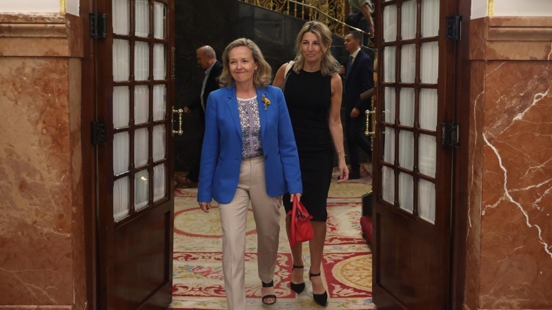 La vicepresidenta primera y ministra de Asuntos Económicos, Nadia Calviño (i), y la vicepresidenta segunda y ministra de Trabajo y Economía Social, Yolanda Díaz, salen tras la segunda jornada de la 26 edición del Debate sobre el Estado de la Nación, en el