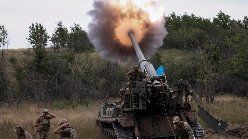 Militares ucranianos disparan un arma autopropulsada 2S7 Pion en una posición en la región de Donetsk, el 26 de agosto de 2022.