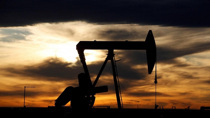 Puesta de sol en un pozo petrolífero en Texas (EEUU). REUTERS/Angus Mordant