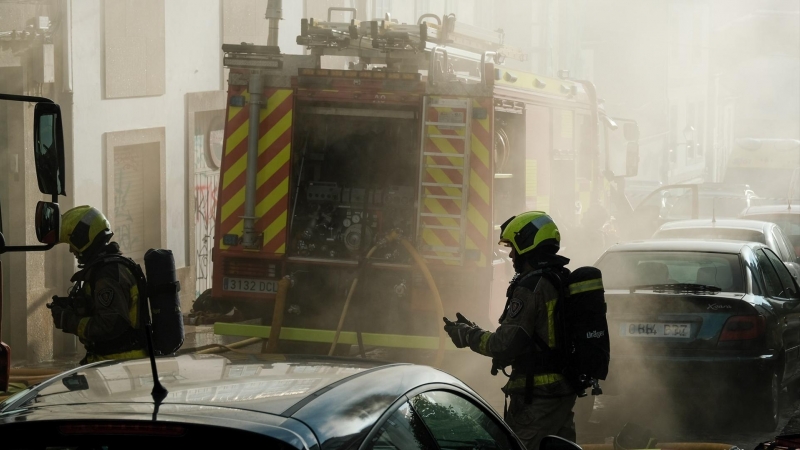 22/08/2022-Un efectivo de bomberos durante las labores de extinción de un incendio en una vivienda de la rúa do Medio de Santiago de Compostela, a 22 de agosto de 2022, en Santiago de Compostela, A Coruña, Galicia (España).