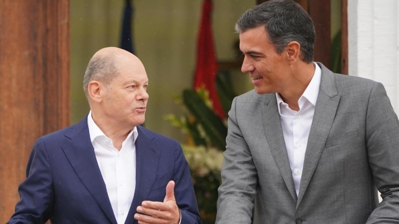 El canciller de Alemania, Olaf Scholz, junto al presidente del Gobierno Pedro Sánchez, este martes en Meseberg.