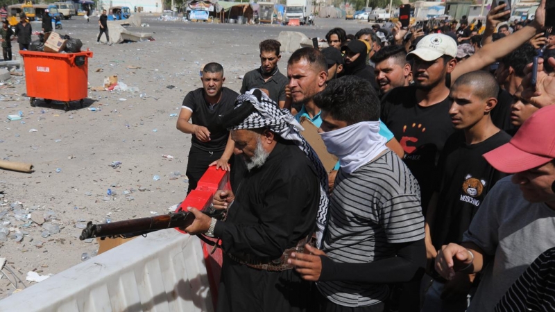 Pistoleros chiítas iraquíes leales al clérigo chiíta y líder del movimiento sadrista Moqtada al Sadr, durante enfrentamientos con las fuerzas gubernamentales en el área de la Zona Verde, en el centro de Bagdad, Irak, el 30 de agosto de 2022.