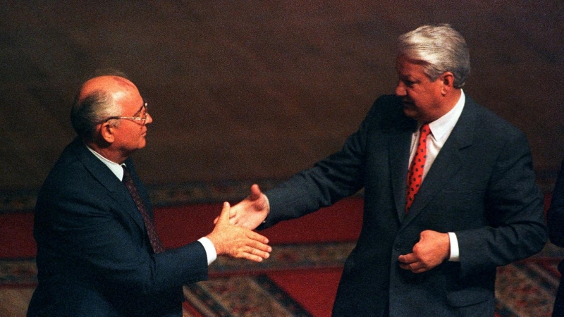 El presidente soviético Mijáil Gorbachov da la mano al presidente ruso Boris Yeltsin en el Parlamento después del fallido intento de golpe de Estado, el 23 de agosto de 1991. REUTERS/Gennady Galperin