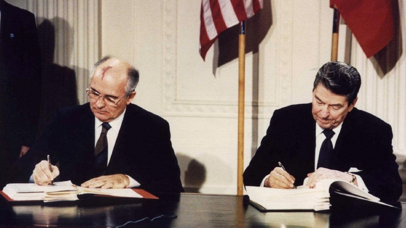 El presidente de la URSS, Mijáil Gorbachov,, y el de EEUU, Ronald Reagan, firman el Tratado sobre Fuerzas Nucleares de Rango Intermedi en la Casa Blanca, Washington, el 8 de diciembre de 1987. REUTERS/Dennis Paquin