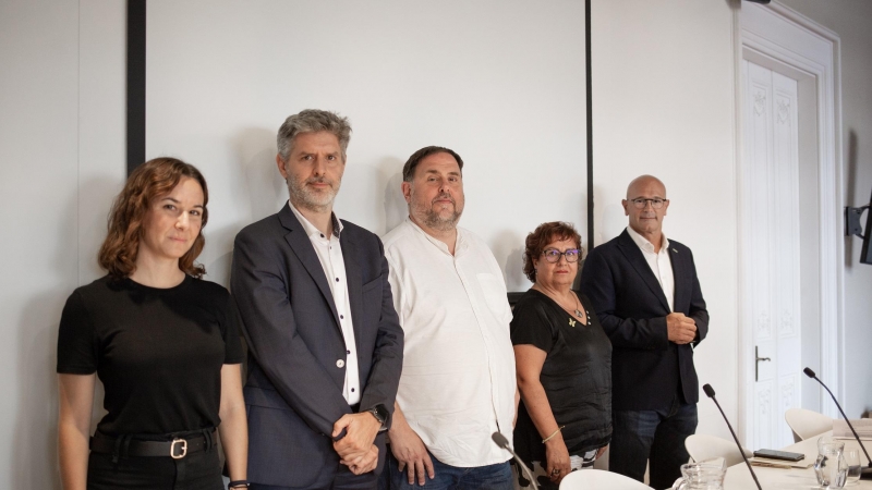 El abogado Andreu Van den Eynde (2i); el presidente de ERC, Oriol Junqueras (c); la exconsejera de la Generalitat Dolors Bassa (2d), y el exconseller Raül Romeva (1d) posan en la presentación de la estrategia de ERC en el TEDH de Estrasburgo, en el Colegi