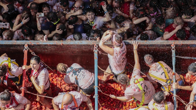 31/8/22 Miles de persona esperan la salida de los primeros camiones cargados con 130.000 kilos de tomates, en Bunyol, a 31 de agosto de 2022.