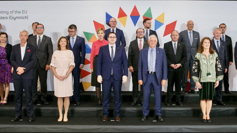 Los ministros de Exteriores de la UE posan antes de la reunión informal en Praga junto al jefe de la diplomacia europea, Josep Borrell.