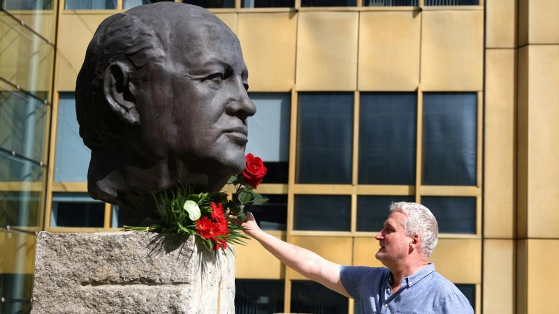 31/08/2022Un hombre coloca una rosa en una escultura de Mijaíl Gorbachov en memoria del último líder de la Unión Soviética, en el monumento 'Padres de la Unidad' en Berlín, Alemania, el 31 de agosto de 2022.