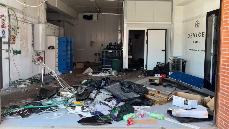 Imagen del estado en el que quedaron las instalaciones de la empresa J&J Devices tras las intervención policial.