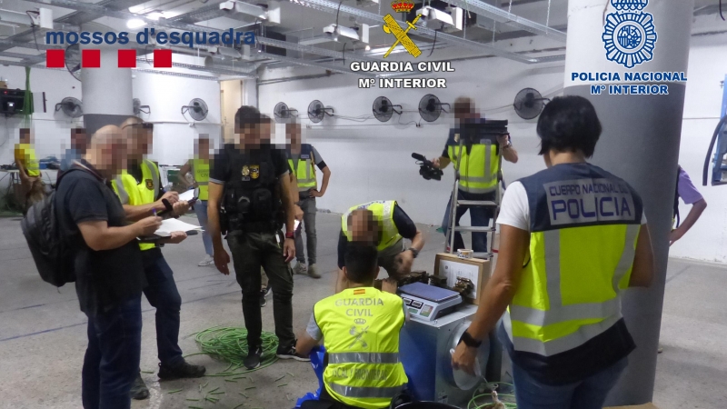 Agentes de los Mossos d'Esquadra, de la Policía Nacional y de la Guardia Civil, durante su intervención en las instalaciones de la empresa J&J Devices.