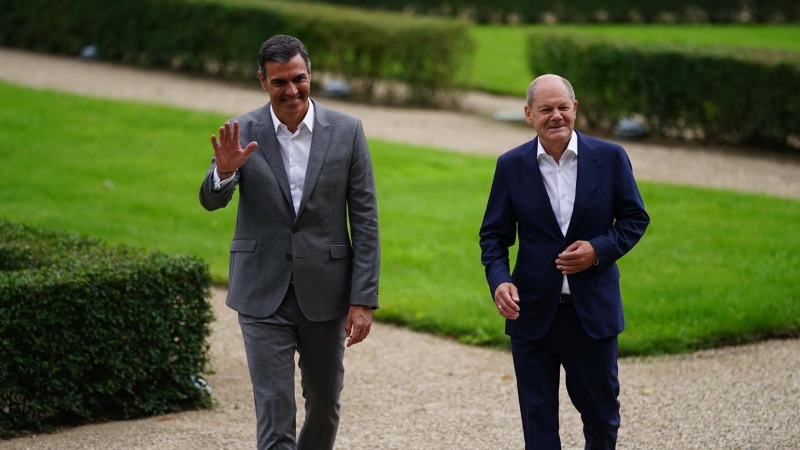 El presidente del Gobierno, Pedro Sánchez, junto al canciller alemán Olaf Scholz, este martes en Meseberg (Alemania).