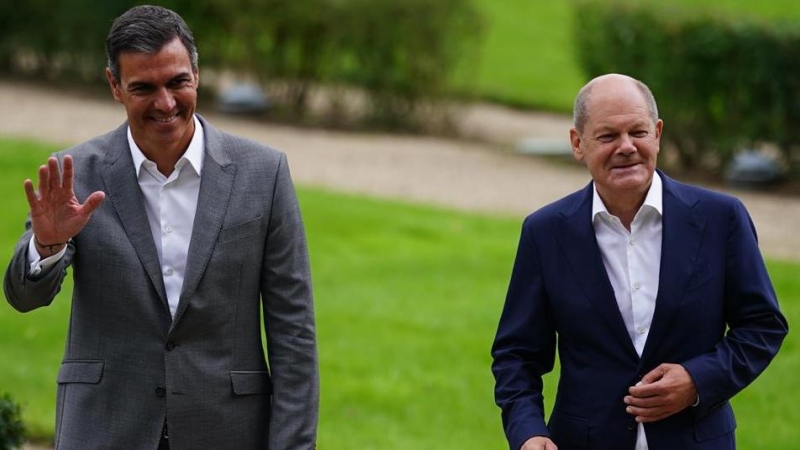 El presidente del Gobierno, Pedro Sánchez, junto al canciller alemán Olaf Scholz, este martes en Meseberg (Alemania).