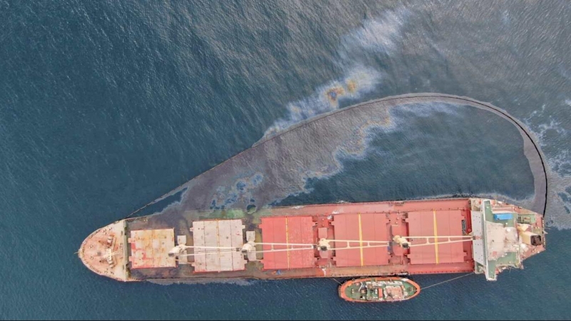 Imagen del buque granelero “OS35”, varado en la costa al Este de Gibraltar desde que el pasado lunes sufriera una colisión con otro buque