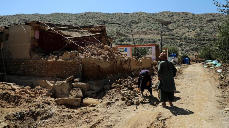 01/09/2022-Unas personas comprueban los daños en sus casas tras las inundaciones en Quetta, provincia de Baluchistán, Pakistán, a 1 de septiembre de 2022
