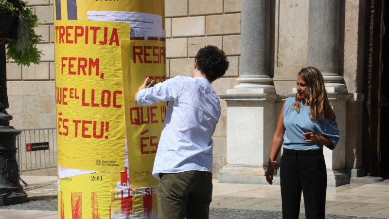 01/09/2022 - La portaveu del Govern, Patricia Plaja, al costat dels cartells dels actes institucionals de la Diada d'enguany.