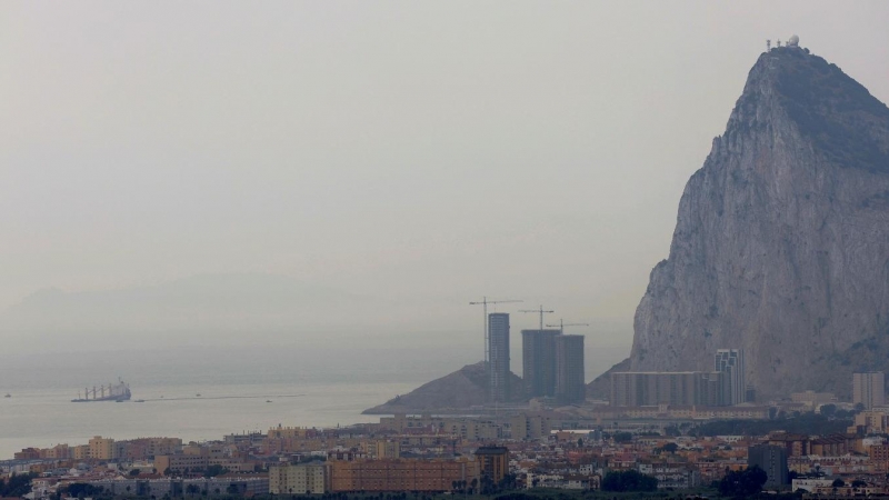 Vista del Peñón de Gibraltar y, al fondo, el buque granelero OS 35, medio hundido frente a la colonia británica, en una fotografía tomada desde La Línea de la Concepción. REUTERS/Jon Nazca