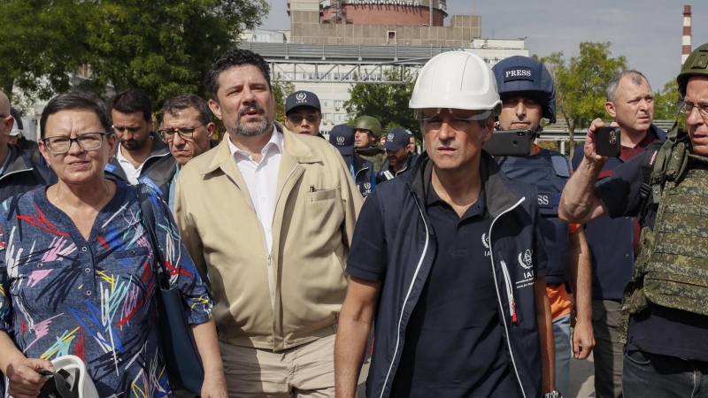 El director de la OIEA, Rafael Grossi, junto a los inspectores en las inmediaciones de la central nuclear de Zaporiyia mientras son guiados por militares rusos, a 1 de septiembre de 2022.