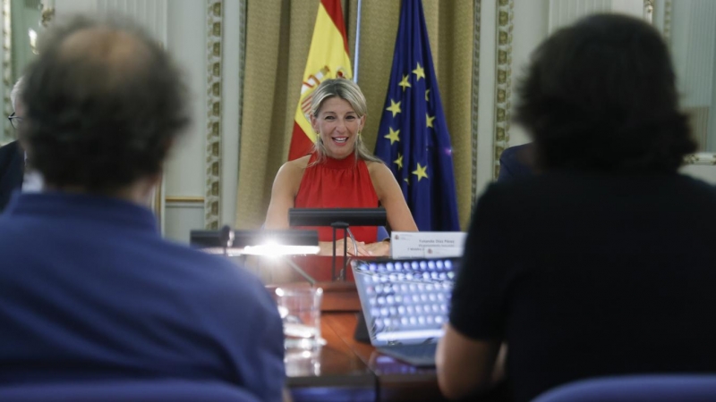 La vicepresidenta segunda del Gobierno y ministra de Trabajo, Yolanda Díaz, preside la reunión de la Comisión Asesora para el Análisis del salario mínimo interprofesional (SMI). EFE/ Juan Carlos Hidalgo